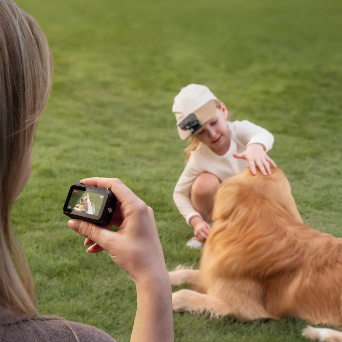 Док DJI Osmo Nano с собственным экраном в руке