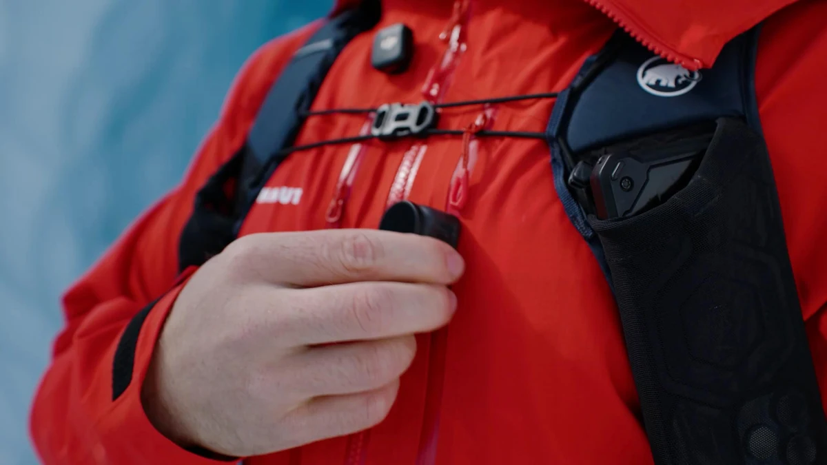 DJI Osmo Nano закреплён на лямке куртки