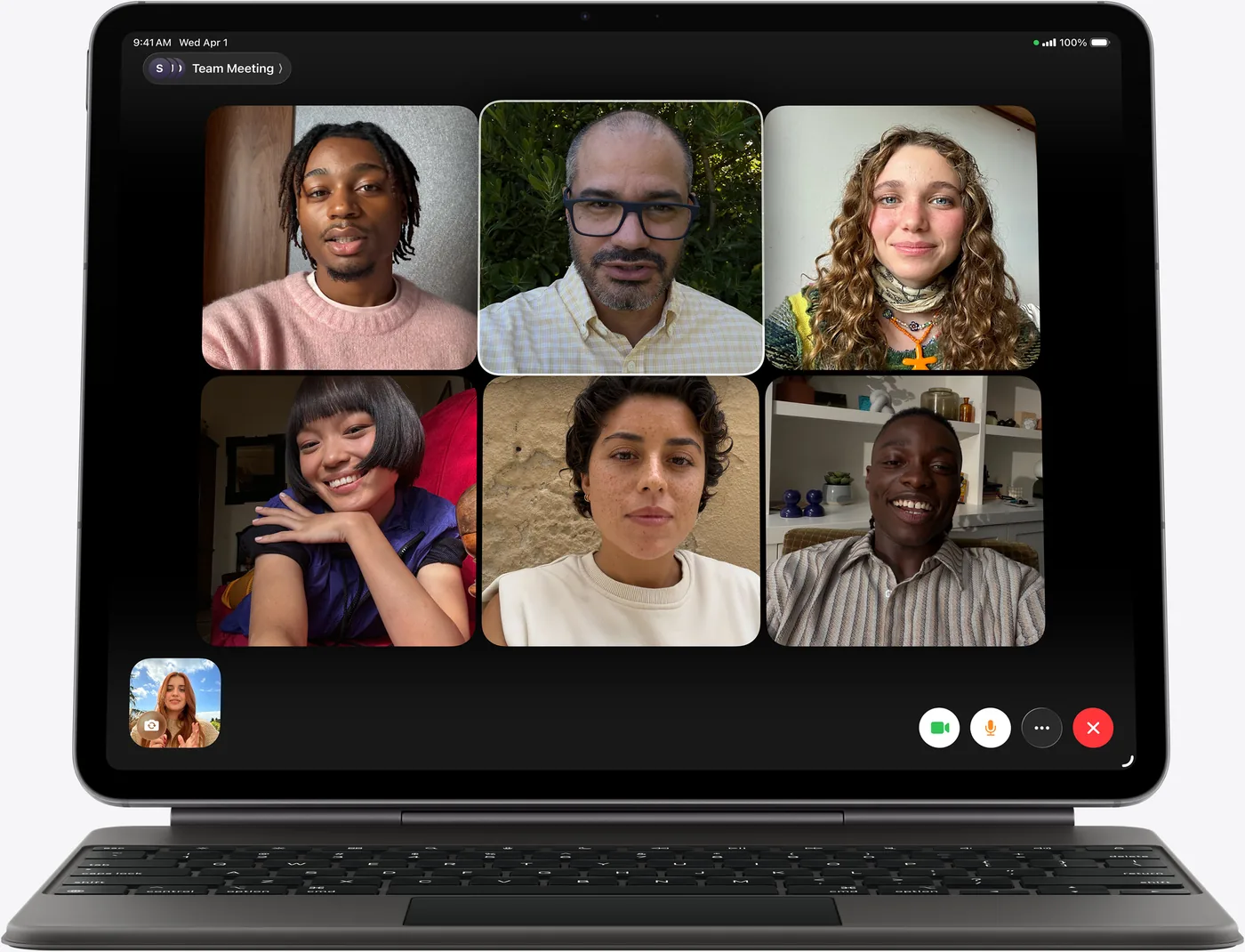 Видеозвонок FaceTime на iPad Air с фронтальной камерой Center Stage